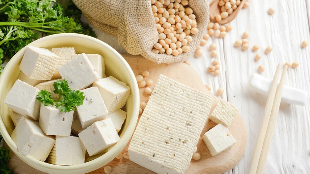 Vegan cheese alternatives – production methods: imitation using plant-based fats, starches, and proteins; fermentation of nuts/kernels; and hybrid processes.