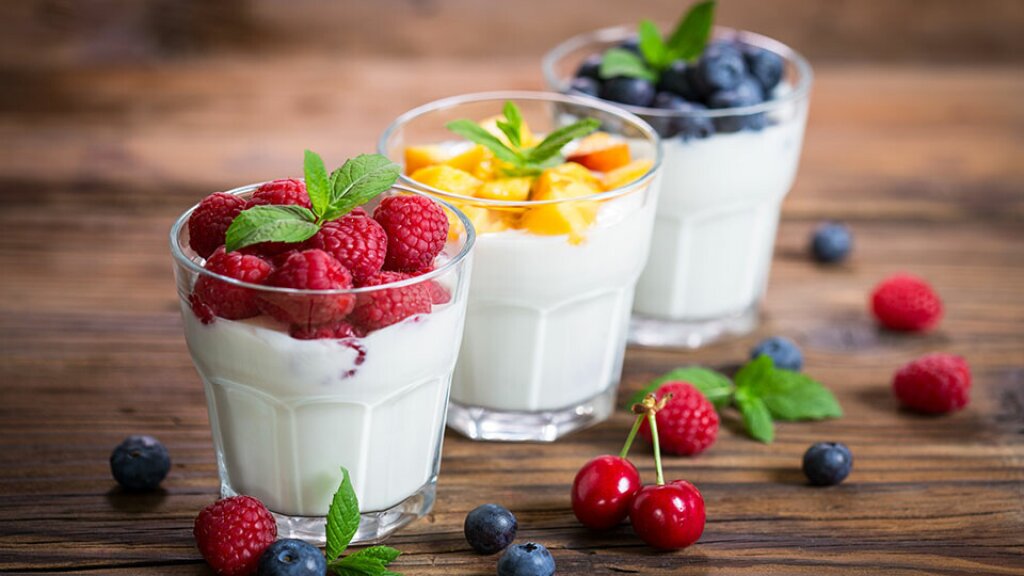 Vegane Joghurt‑Alternativen: Vorbereitung der Basis aus pflanzlichen Rohstoffen, Fermentationsprozess mit Kulturen, Optimierung der Textur durch strukturbildende Zutaten je nach Rezeptur.