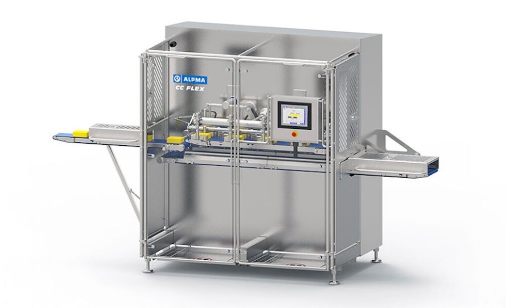 W&uuml;rfelschneider CC Flex &ndash; Industrielle Schneidemaschine zum Schneiden von K&auml;seplatten in W&uuml;rfel, mit Edelstahlgeh&auml;use, F&ouml;rderband und integriertem Bedienpanel.