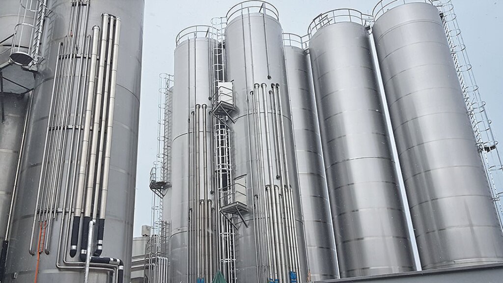 Industrielle Prozessanlage von ALPMA mit Rohren, Tanks und Separatoren.